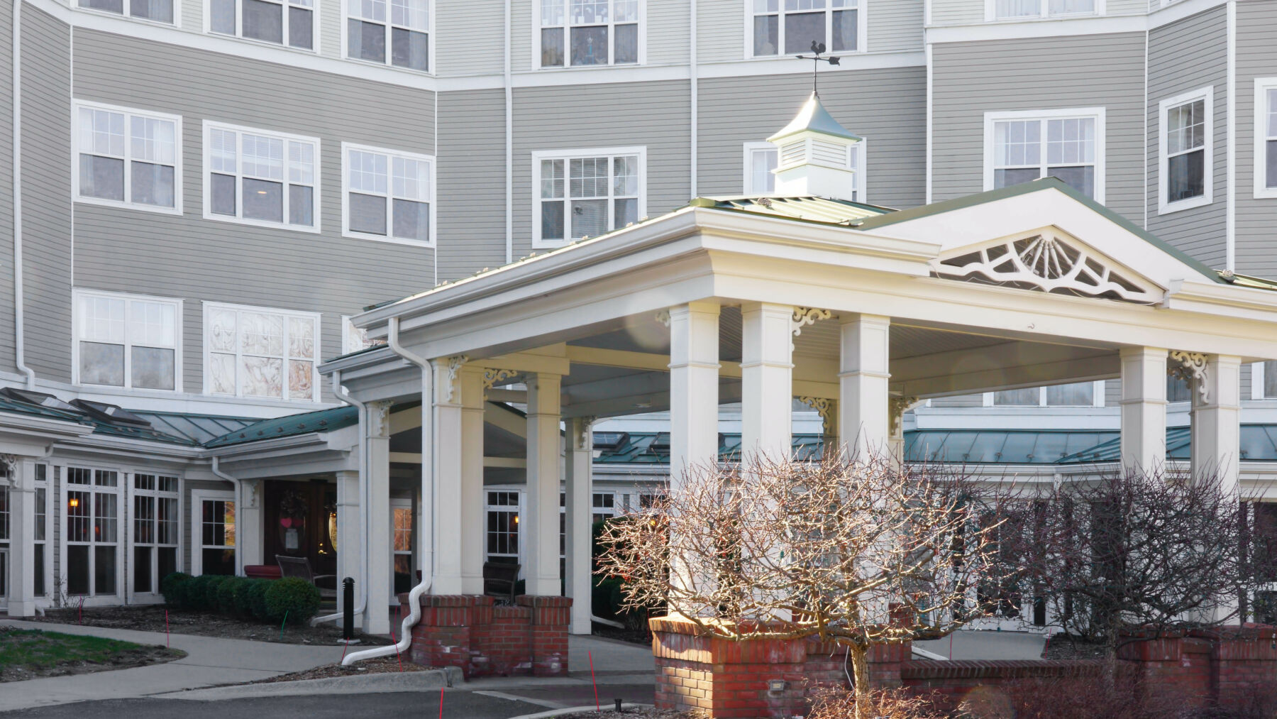 Rochester,,Michigan,-,Apr.,2020:,Front,Entry,At,Sunrise,Assistant Assisted Living Healthcare Property